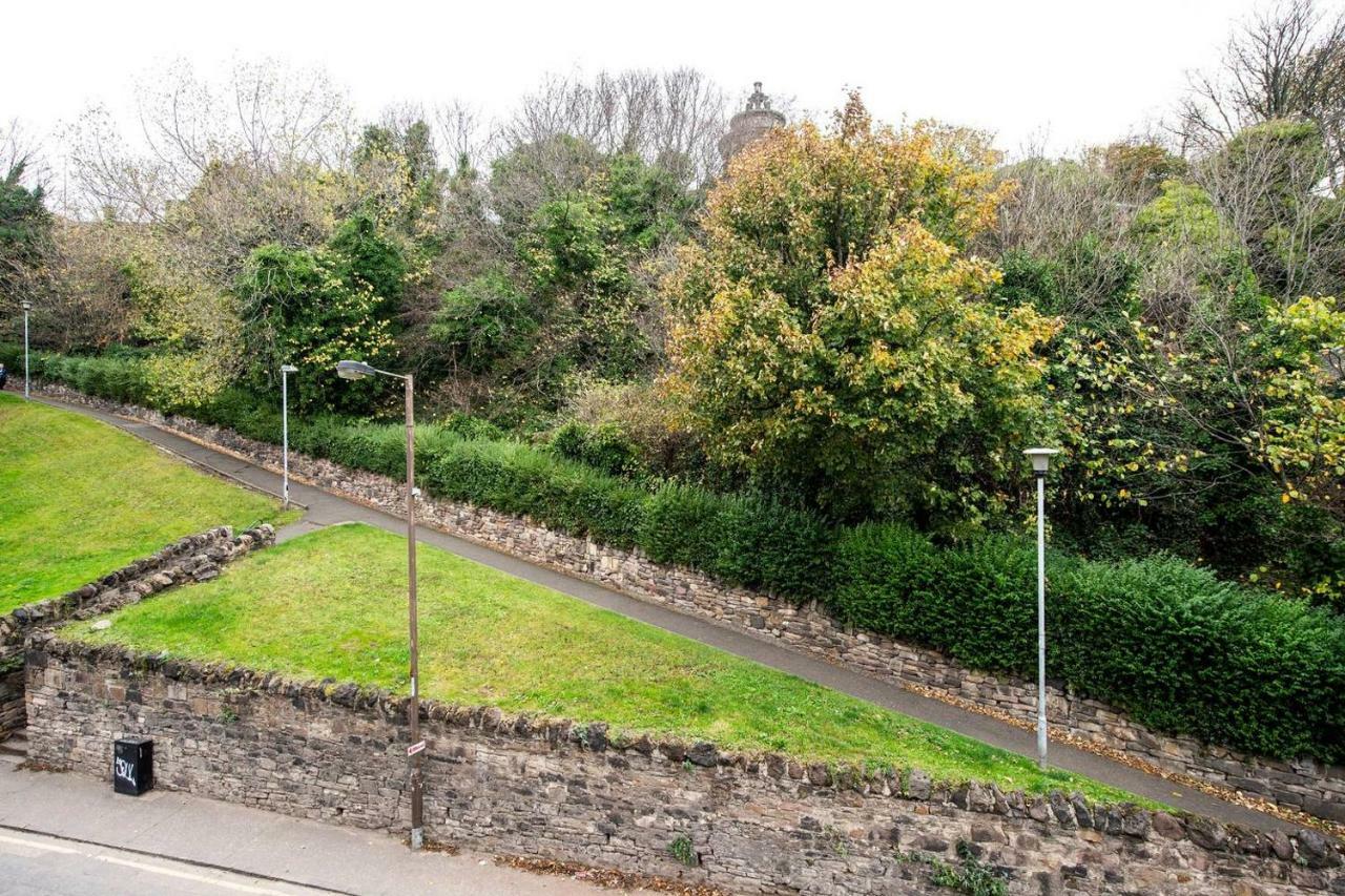 Ferienwohnung Altido Ultra Stylish Calton Road Apt W/ Parking Edinburgh Exterior foto